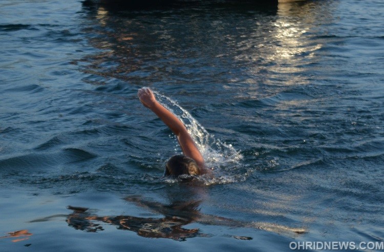 Дванаесетгодишниот Марко Пејчиноски го преплива Охридското езеро