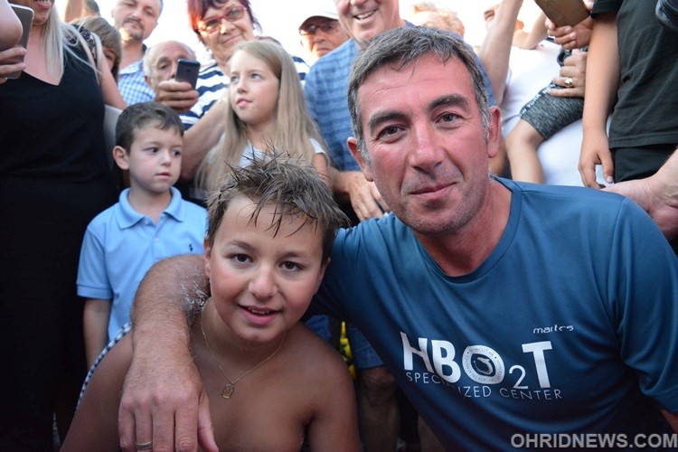 Дванаесетгодишниот Марко Пејчиноски го преплива Охридското езеро