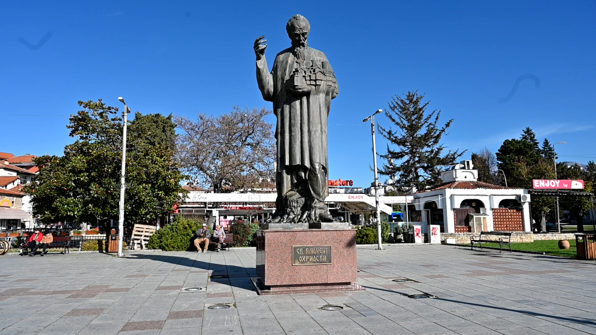 Споменикот на Св. Климент Охридски во центарот на Охрид