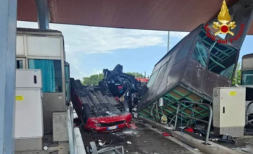 Тројца загинати во судар на автомобили на наплатна рампа кај Ливорно, во италијанска Тоскана