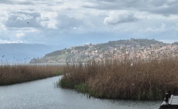 Променливо облачно со услови за слаб дожд