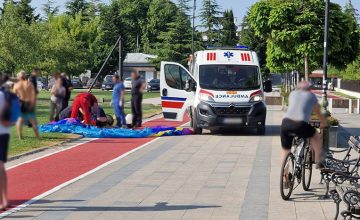 Малолетник со параглајдер завршил на канделабра (фото)