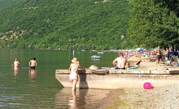 Топлото време ги наполни плажите во Охрид