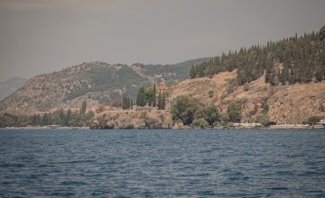 Променливо облачно со повремени врнежи од дожд