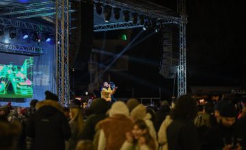 Фото: Пајак, младите рокери и „The back door band“ донесоа топлина на градскиот плоштад, Охрид пулсира во ритамот на празниците