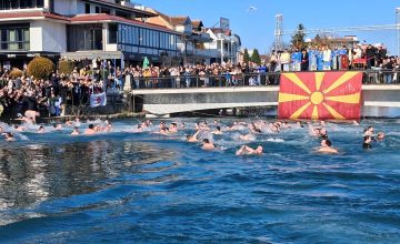 Петар Чакарески прв до Светиот крст во водите на Црн Дрим во Струга