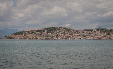 Променливо облачно со врнежи од дожд