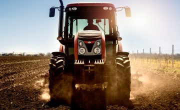 Тракторист тешко повреден во Љубаништа